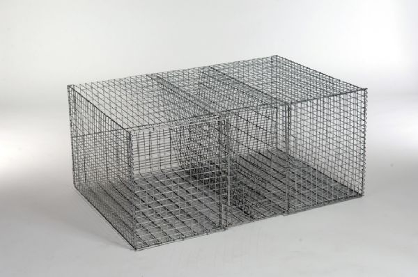Клетка из металлической сетки
